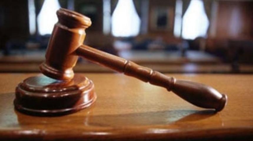 Otomobilde çıplak fotoğraflarını çekip gasp ettiler