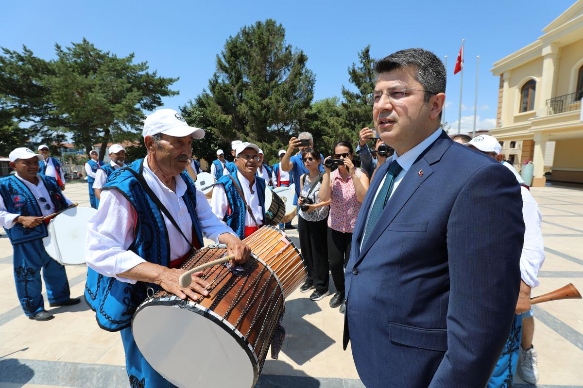 Kırkpınar davul ve zurnacıları devlet ricalini marşlarla g&uuml;reşlere davet etti