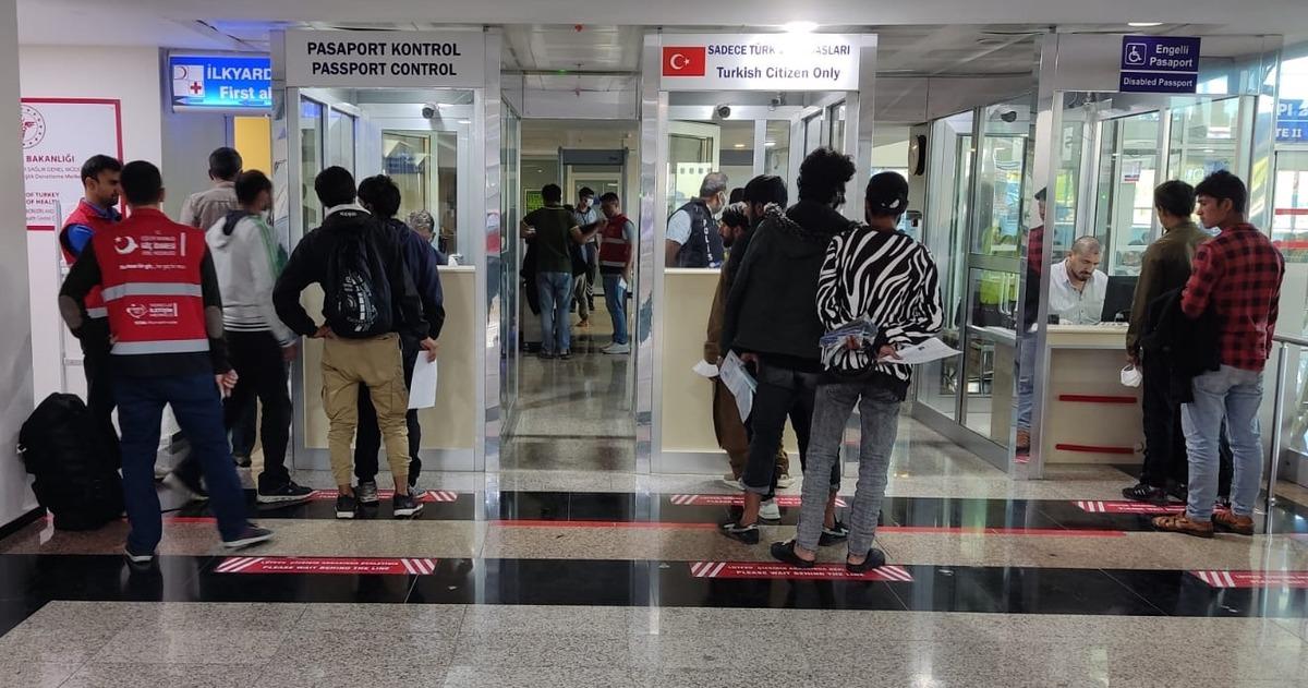 Afganistan uyruklu 107 d&uuml;zensiz g&ouml;&ccedil;men Malatya'dan sınır dışı edildi