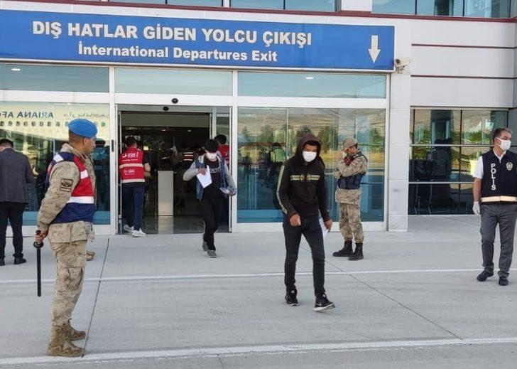 Afganistan uyruklu 107 düzensiz göçmen Malatya'dan sınır dışı edildi G3