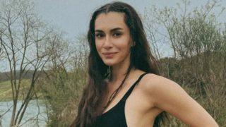 Hande Doğandemir derin bacak dekolteli kumsal pozlarıyla mest etti!