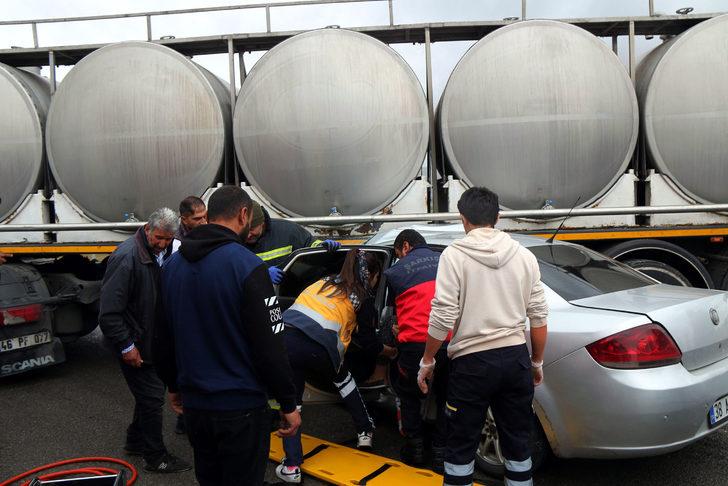 Sivas'ta süt tankeriyle otomobilin çarpıştığı kazada 3 kişi yaralandı G2