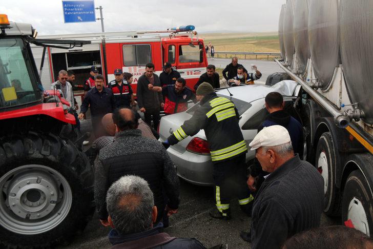Sivas'ta süt tankeriyle otomobilin çarpıştığı kazada 3 kişi yaralandı G3