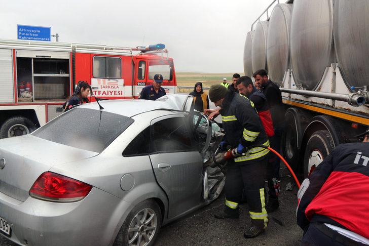 Sivas'ta süt tankeriyle otomobilin çarpıştığı kazada 3 kişi yaralandı G4