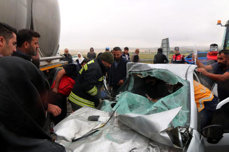 Sivas'ta süt tankeriyle otomobilin çarpıştığı kazada 3 kişi yaralandı G5