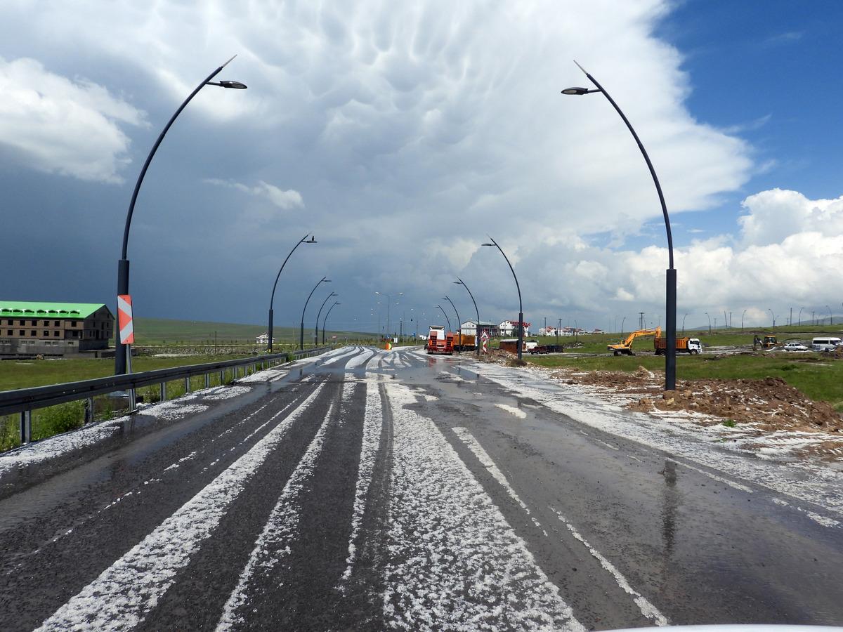 Kars'ın Sarıkamış il&ccedil;esinde dolu etkili oldu