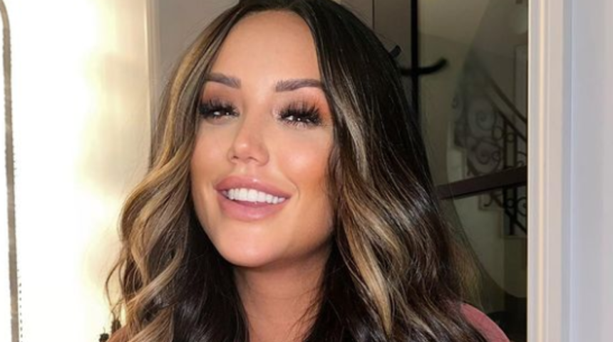 Televizyon yıldızı Charlotte Crosby sezonu açtı! Bikinili hamilelik pozu gündem yarattı
