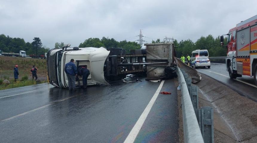Zonguldak'ta devrilen kömür yüklü tır ulaşımı aksattı