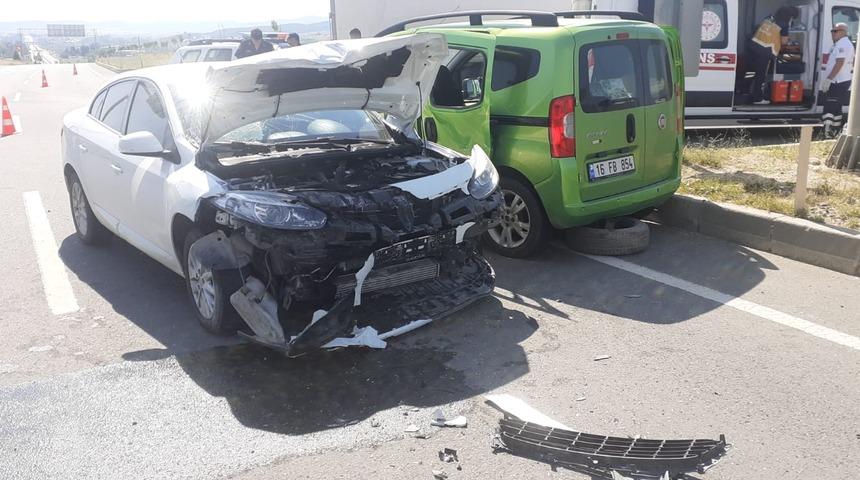 Edirne'de otomobil ile hafif ticari aracın çarpıştığı kazada 5 kişi yaralandı