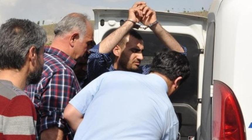 Boşanmak isteyen karısını öldürdü