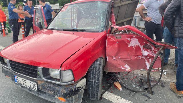 Rize'de midibüs ile kamyonetin çarpışması sonucu 1 kişi yaralandı