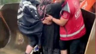 Kastamonu'daki selde mahsur kalan yaşlı kadına kurtarma görevlisi kendi çizmelerini verdi