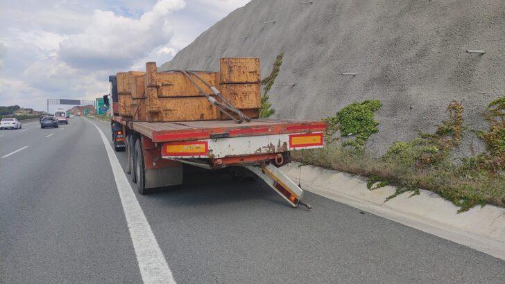Bursa'da tıra çarpan otomobildeki 4 kişi yaralandı G4