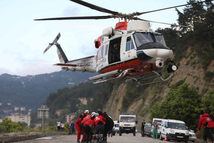 Kastamonu'da sel bölgesinde mahsur kalanlar helikopterle kurtarılıyor G4