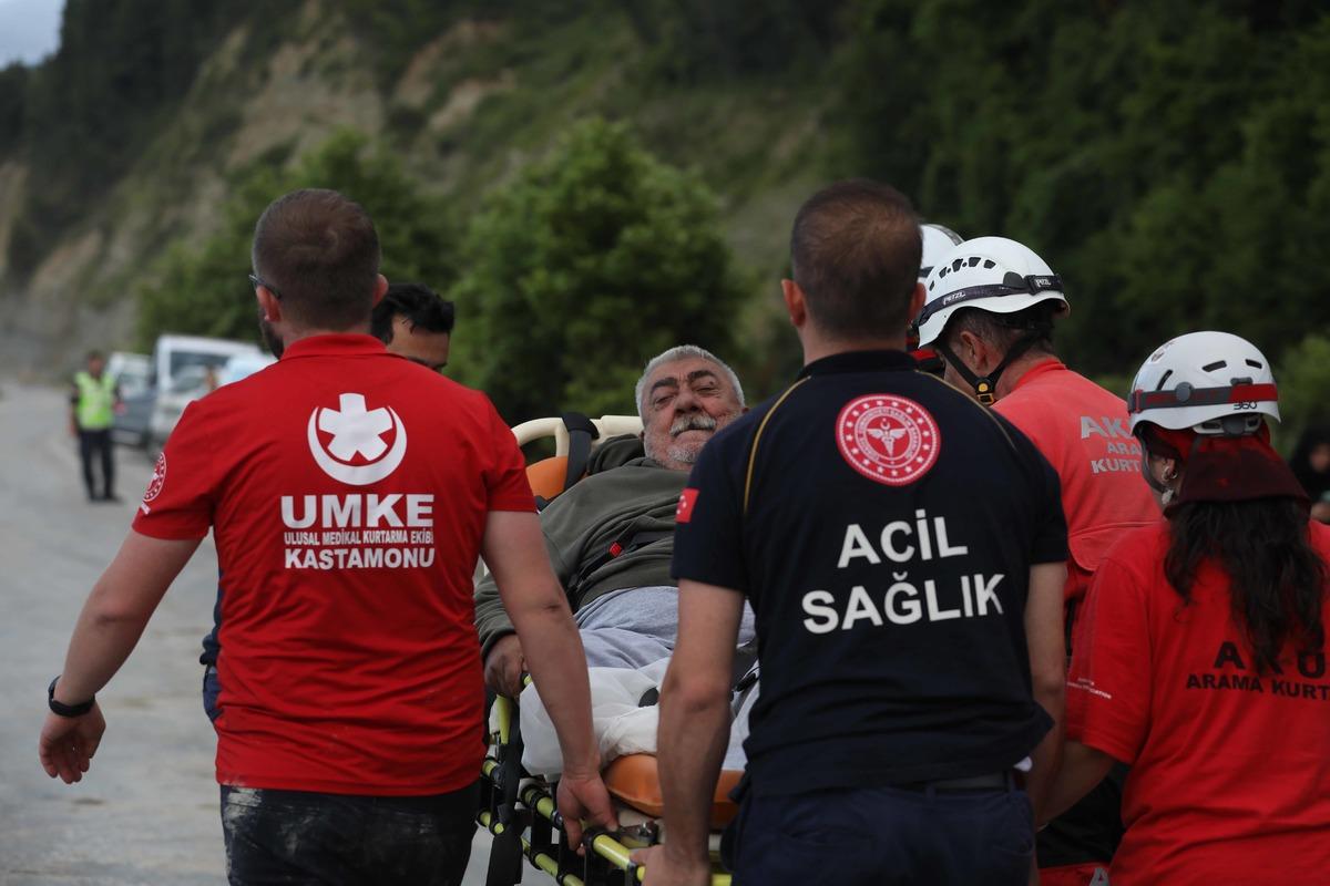 Kastamonu'da sel b&ouml;lgesinde mahsur kalanlar helikopterle kurtarılıyor