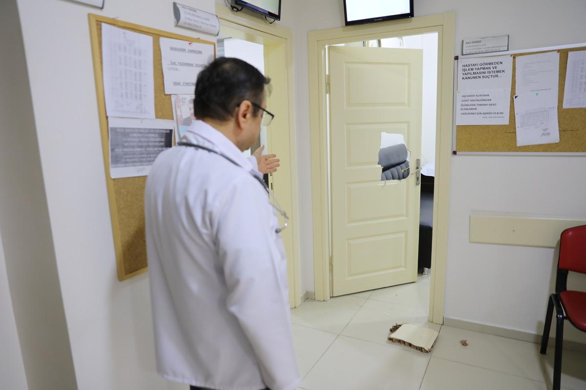 Diyarbakır'da sağlık &ccedil;alışanlarını darbeden baba ve 2 oğlu yakalandı