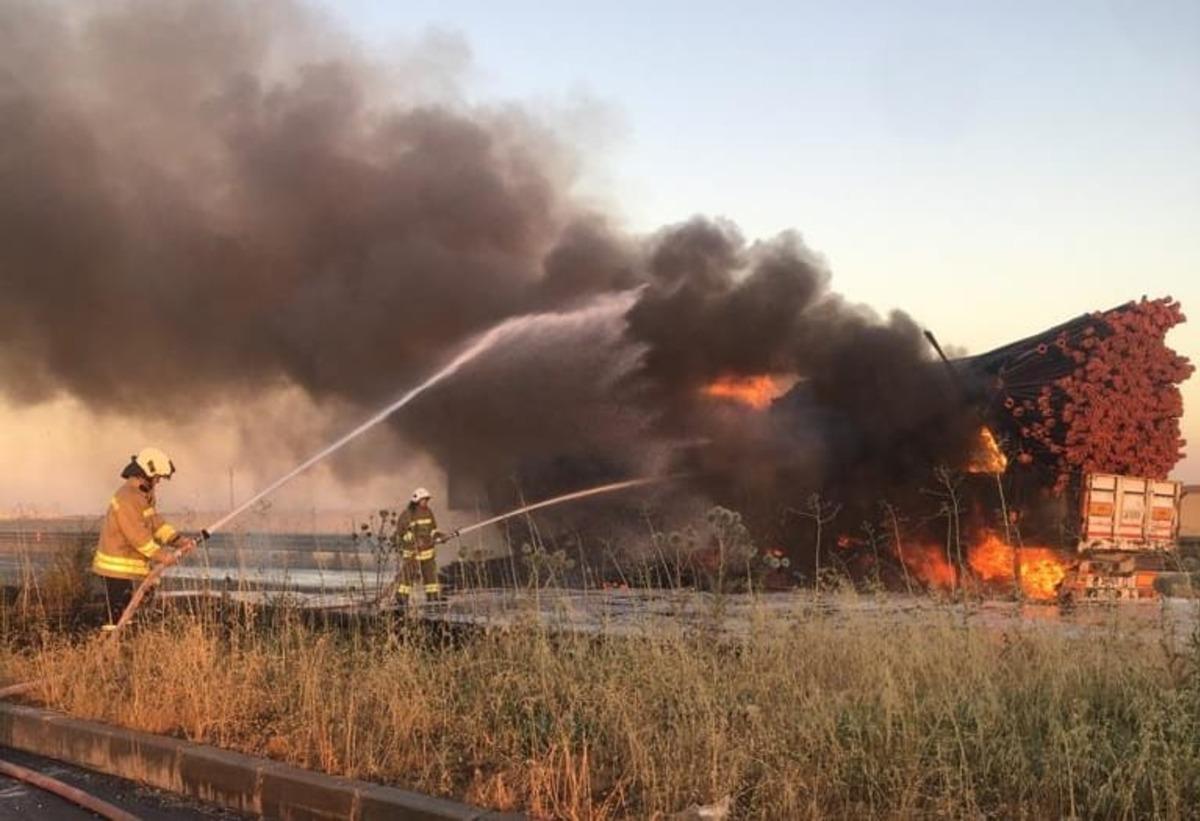 Mardin'de plastik boru y&uuml;kl&uuml; kamyon yandı