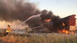 Mardin'de plastik boru yüklü kamyon yandı