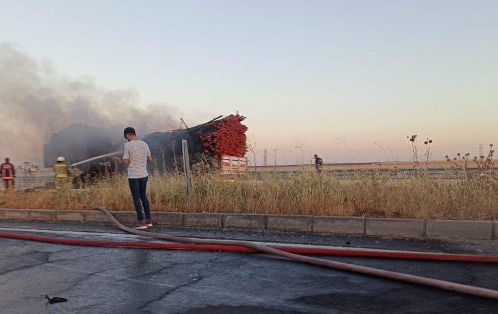 Mardin'de plastik boru yüklü kamyon yandı G2