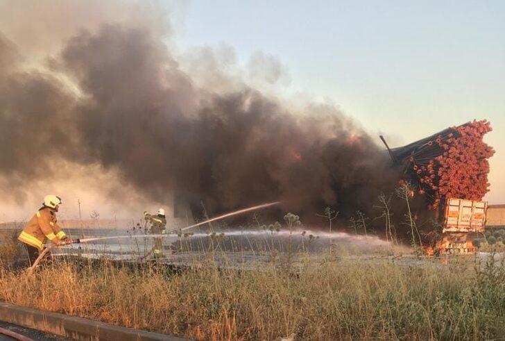 Mardin'de plastik boru yüklü kamyon yandı G3