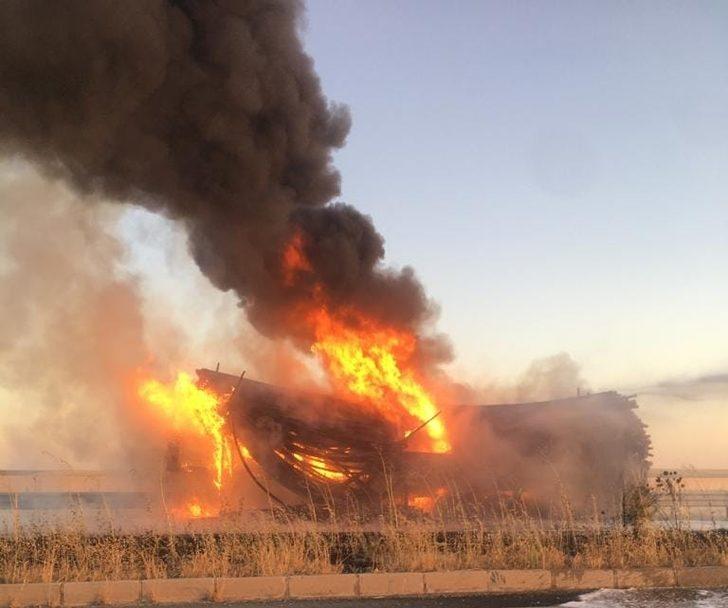 Mardin'de plastik boru yüklü kamyon yandı G4
