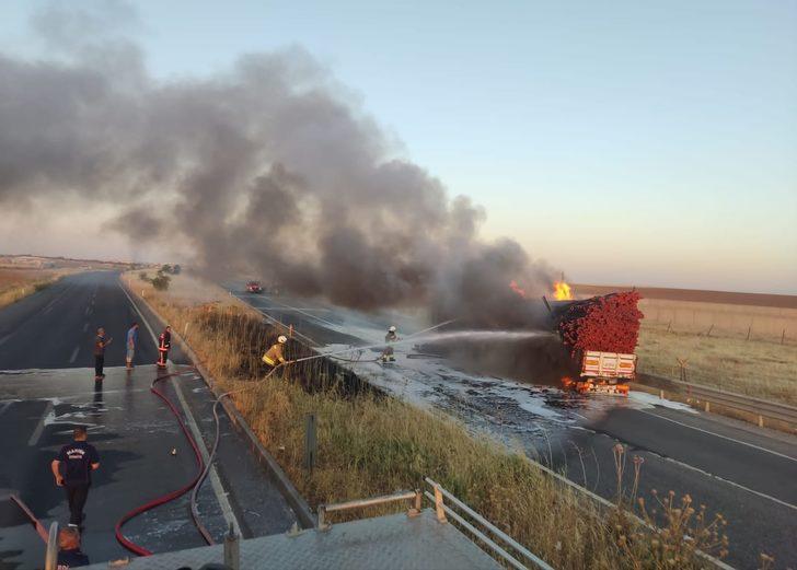 Mardin'de plastik boru yüklü kamyon yandı G5