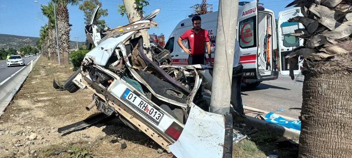 Mersin'de aydınlatma direğine &ccedil;arpan otomobildeki 1 kişi &ouml;ld&uuml;, 3 kişi yaralandı