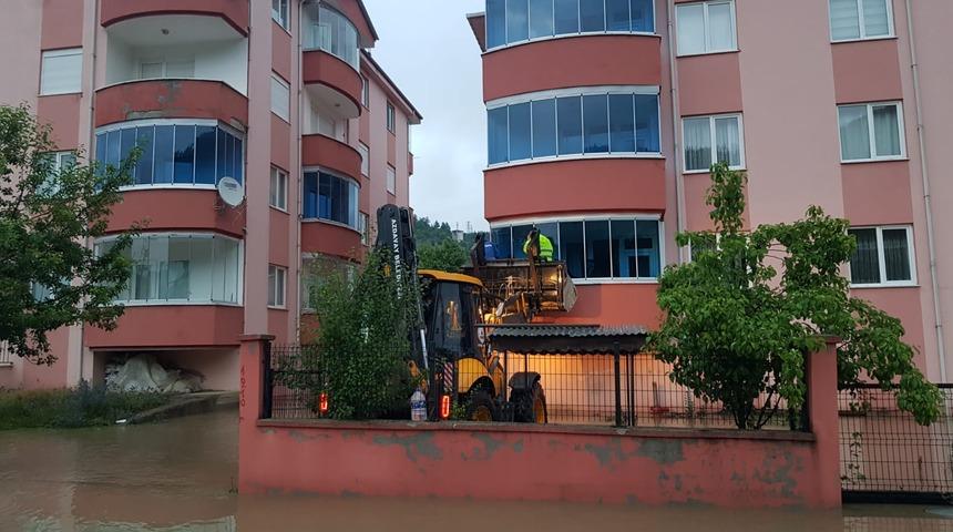 Kastamonu'da su baskını nedeniyle mahsur kalanlar kepçeyle kurtarıldı