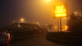 Bolu Dağı'nda sis ve sağanak etkili oluyor