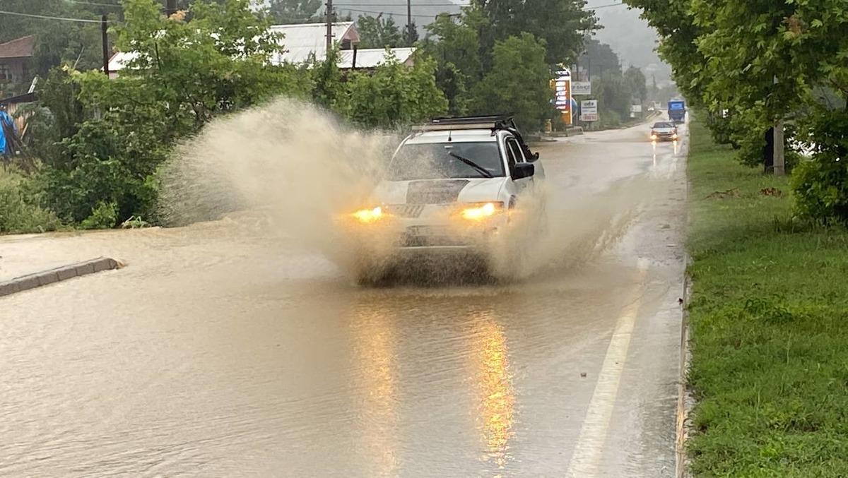 D&uuml;zce'de sağanak etkili oluyor