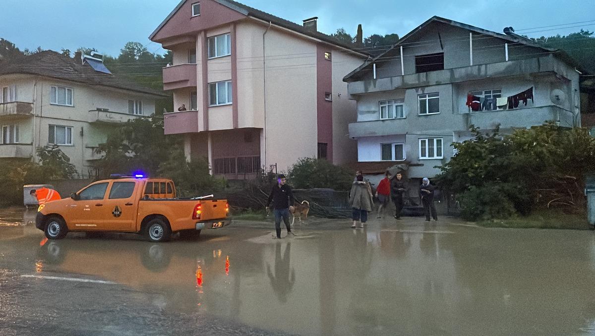 Zonguldak'ta sağanak nedeniyle bazı ev ve iş yerlerini su bastı