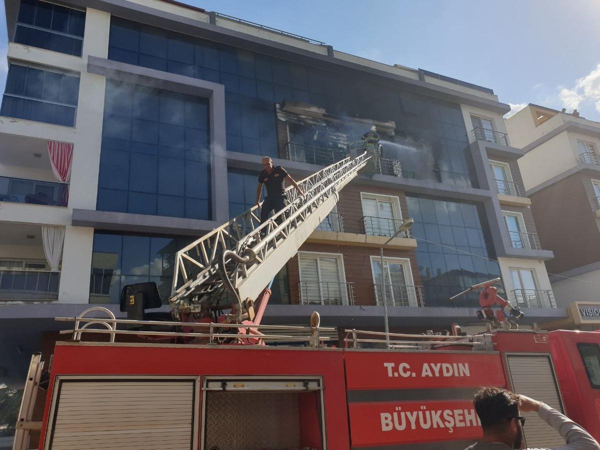 Kuşadası'nda apartman dairesinde &ccedil;ıkan yangın s&ouml;nd&uuml;r&uuml;ld&uuml;