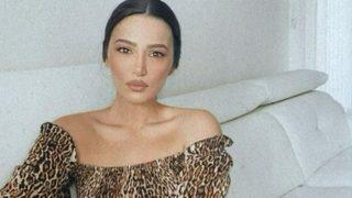 Çarkıfelek hostesi Emel Özkızıltaş mini şortuyla bacak bacak üstüne atıp poz verdi!