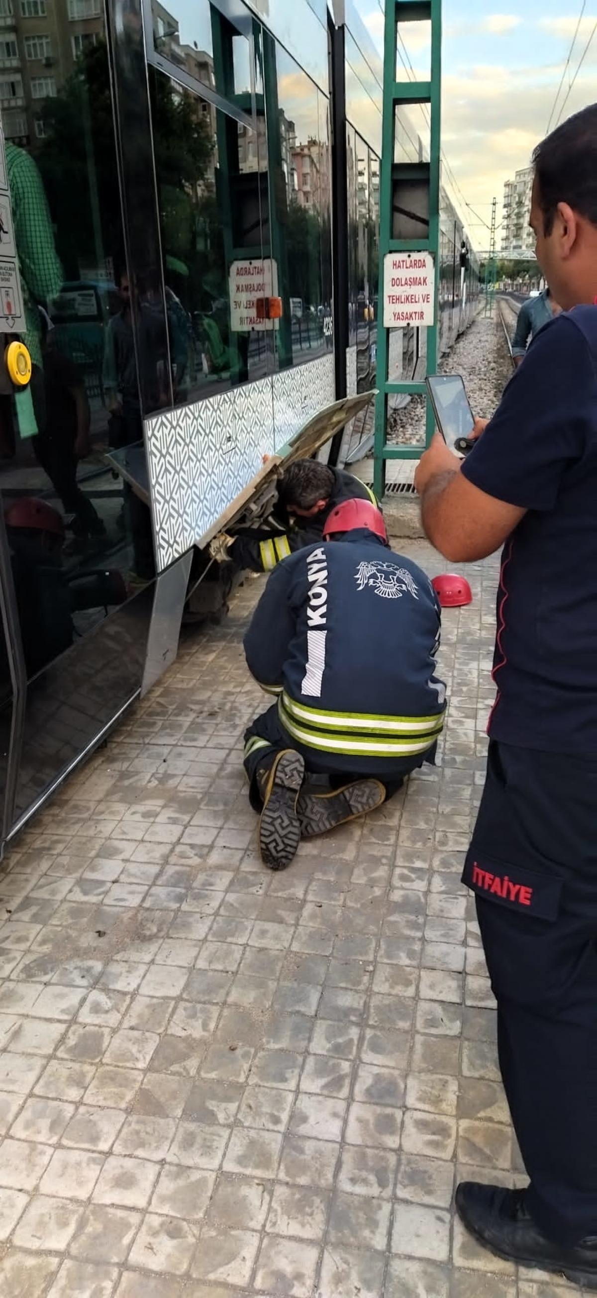 Konya'da tramvayın altına giren yavru kediyi kurtarmak i&ccedil;in itfaiye ve vatandaş seferber oldu