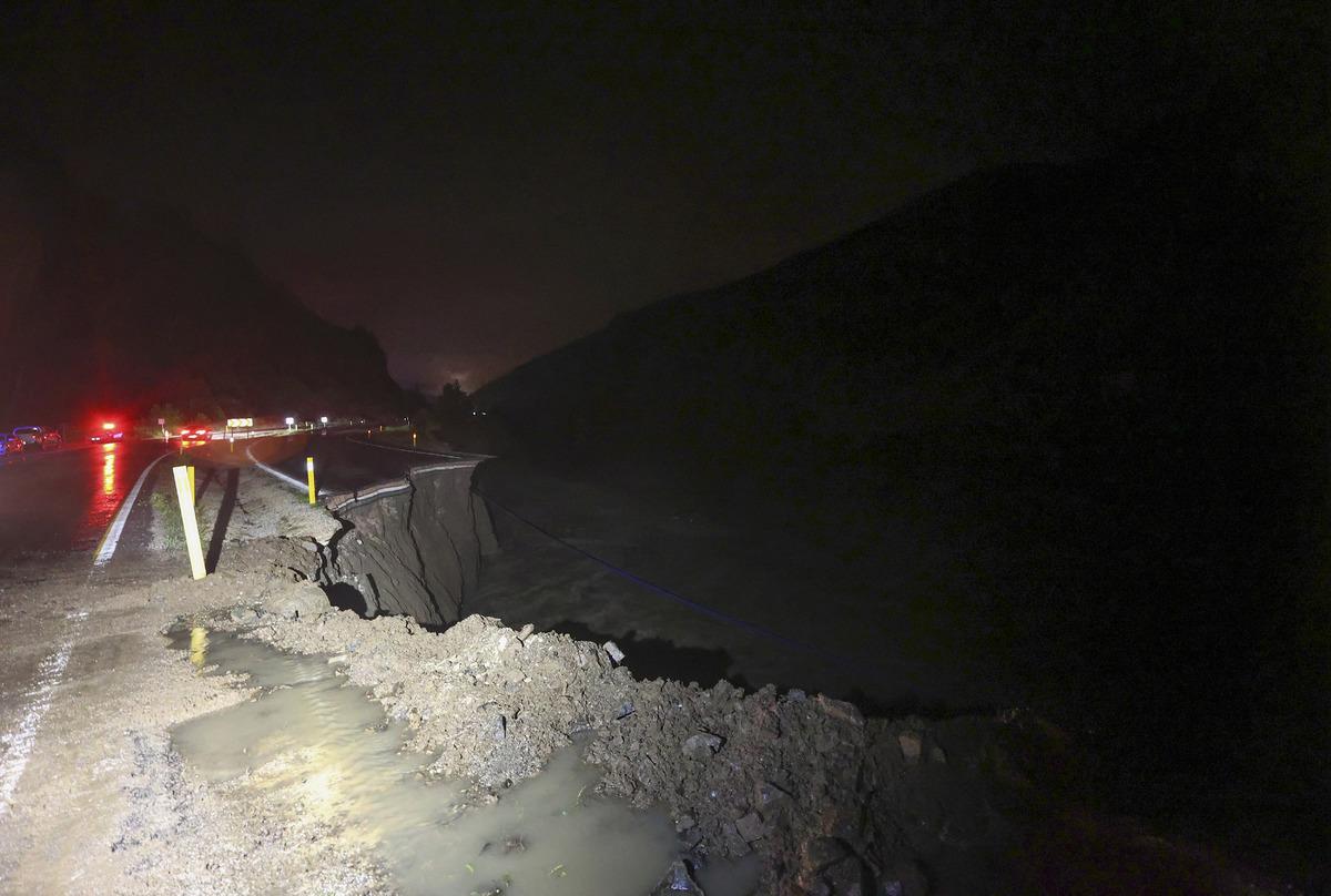 Sağanak nedeniyle taşan &ccedil;ay, Kastamonu-Ankara kara yolunda &ccedil;&ouml;kmeye yol a&ccedil;tı