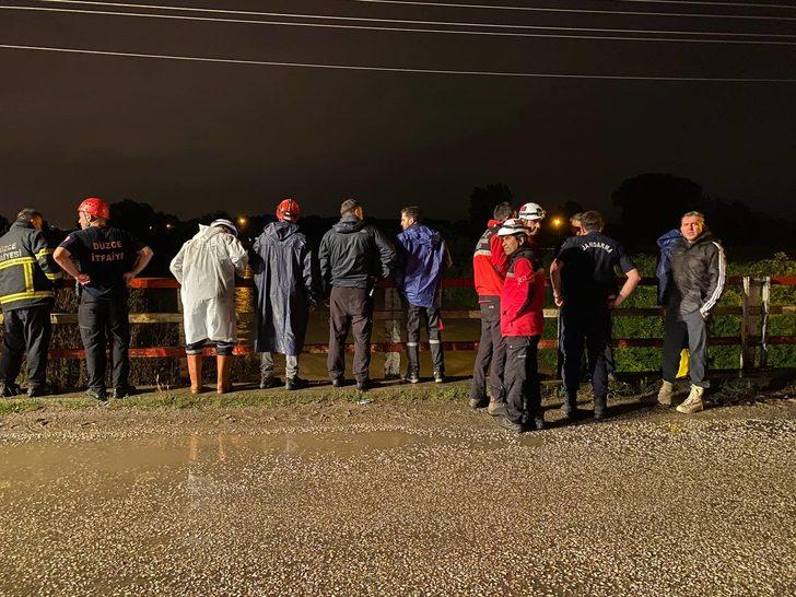 Düzce'de dereye düştüğü iddia edilen iki kişi için arama çalışması başlatıldı G3