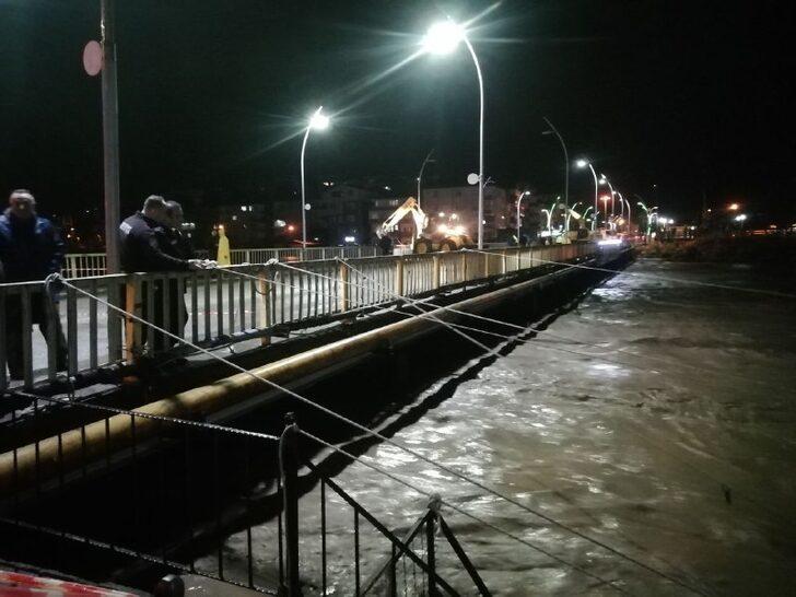 Alaplı'da debisi yükselen ırmak nedeniyle Alaplı Köprüsü yaya ve araç geçişine kapatıldı G2