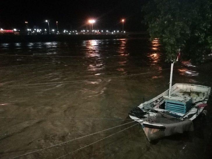 Alaplı'da debisi yükselen ırmak nedeniyle Alaplı Köprüsü yaya ve araç geçişine kapatıldı G4