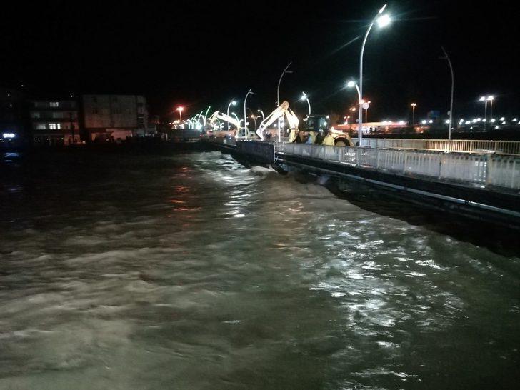 Alaplı'da debisi yükselen ırmak nedeniyle Alaplı Köprüsü yaya ve araç geçişine kapatıldı G5