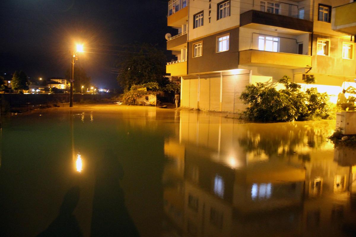 Alaplı Irmağı'nın taşması sonucu bazı ev ve iş yerlerini su bastı