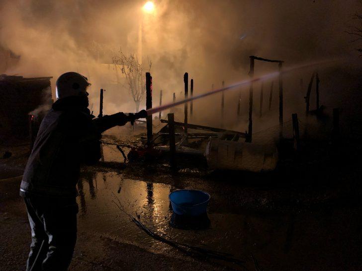 Bursa'da bir ailenin yaşadığı baraka yandı G1