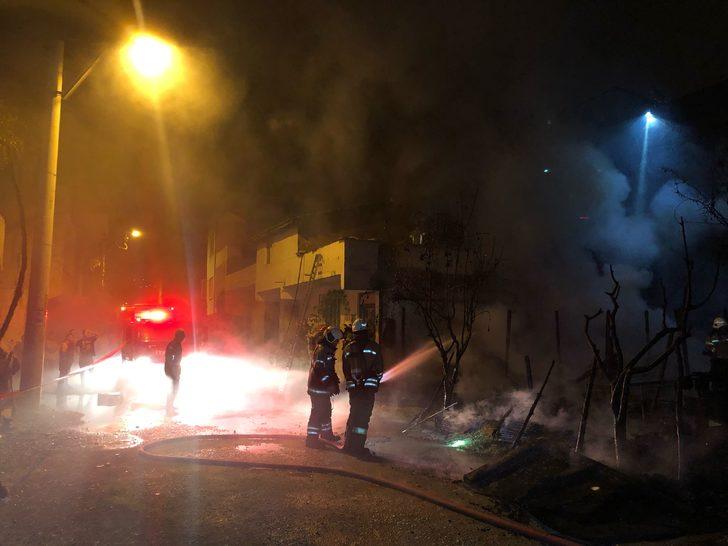 Bursa'da bir ailenin yaşadığı baraka yandı G3