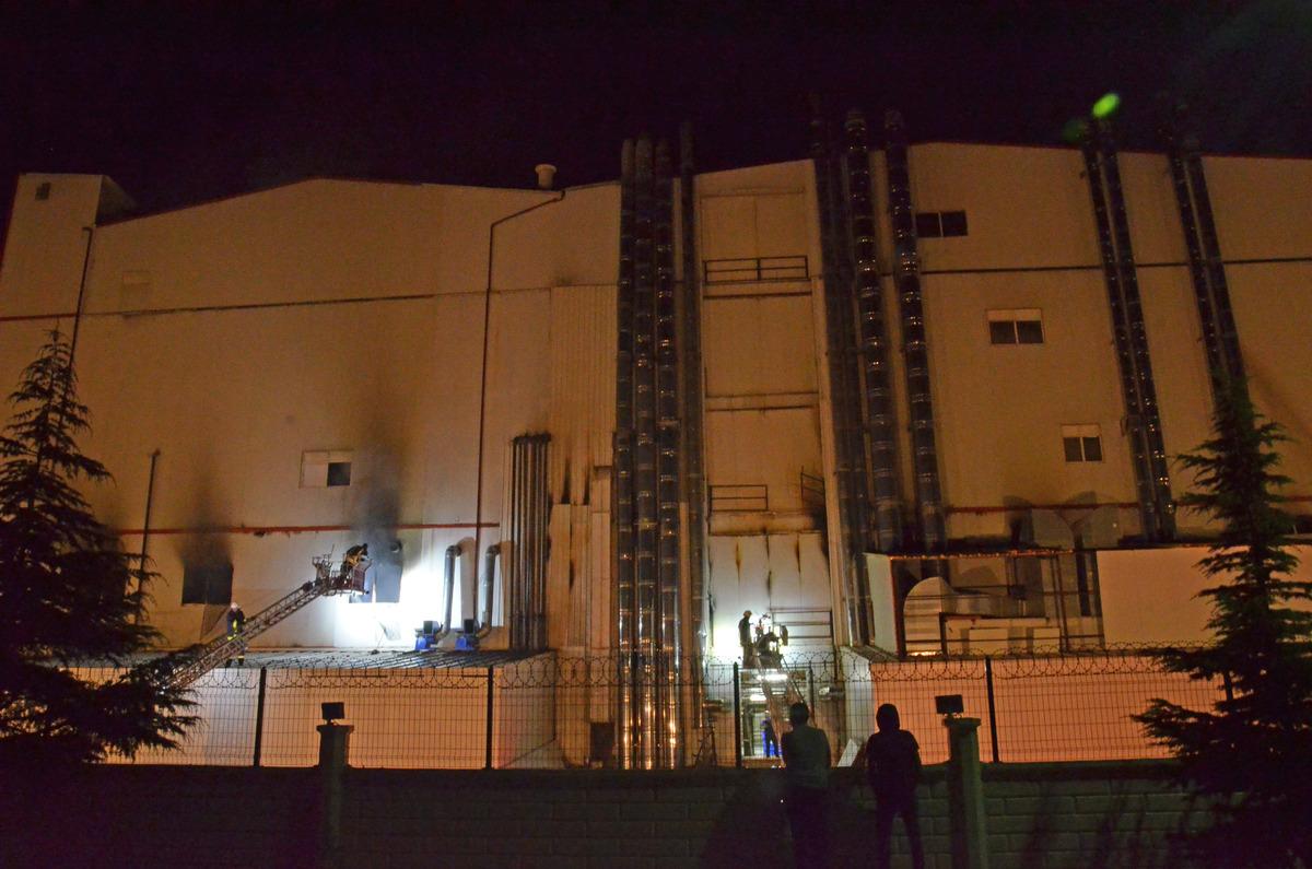 Karaman'da bisk&uuml;vi fabrikasında &ccedil;ıkan yangın s&ouml;nd&uuml;r&uuml;ld&uuml;