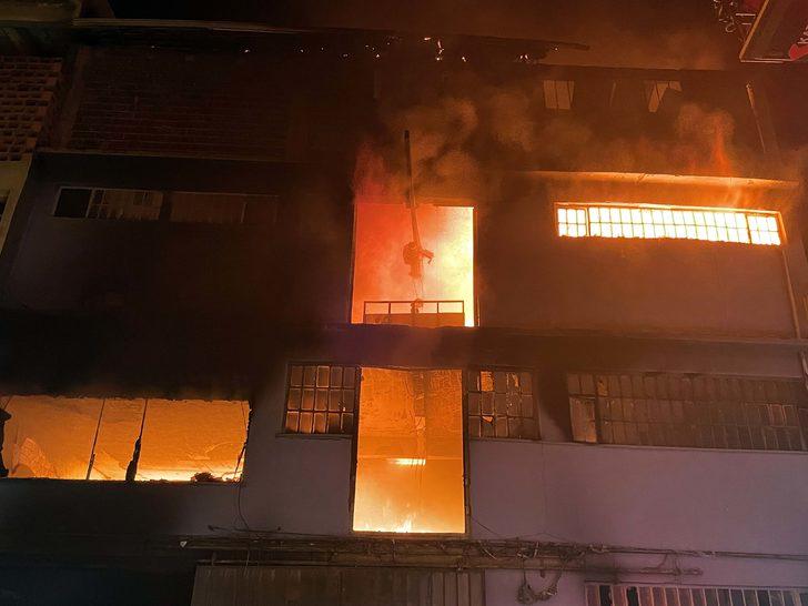 Uşak'ta iki katlı tekstil atölyesinde yangın çıktı G2