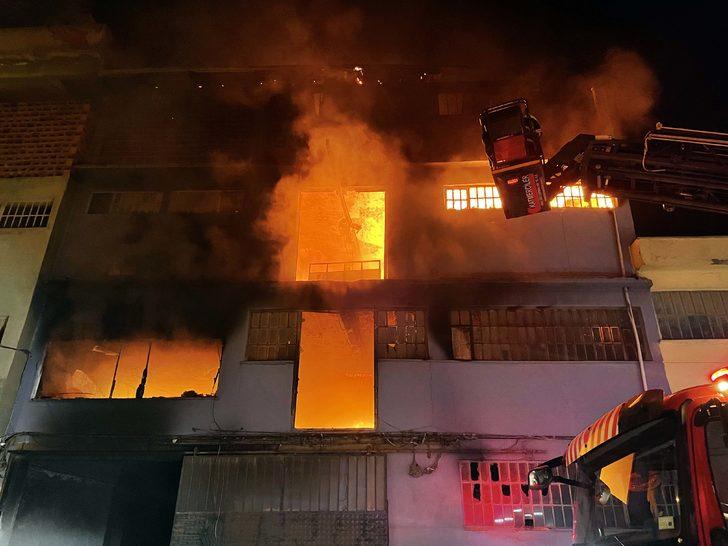 Uşak'ta iki katlı tekstil atölyesinde yangın çıktı G4