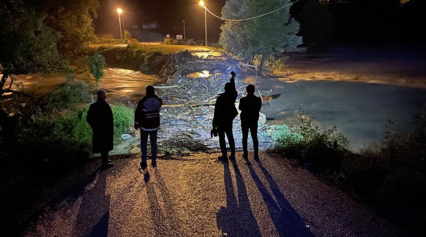 Düzce sele teslim oldu! Köprü yıkıldı, yollar kapandı... İşte korkunç görüntüler
