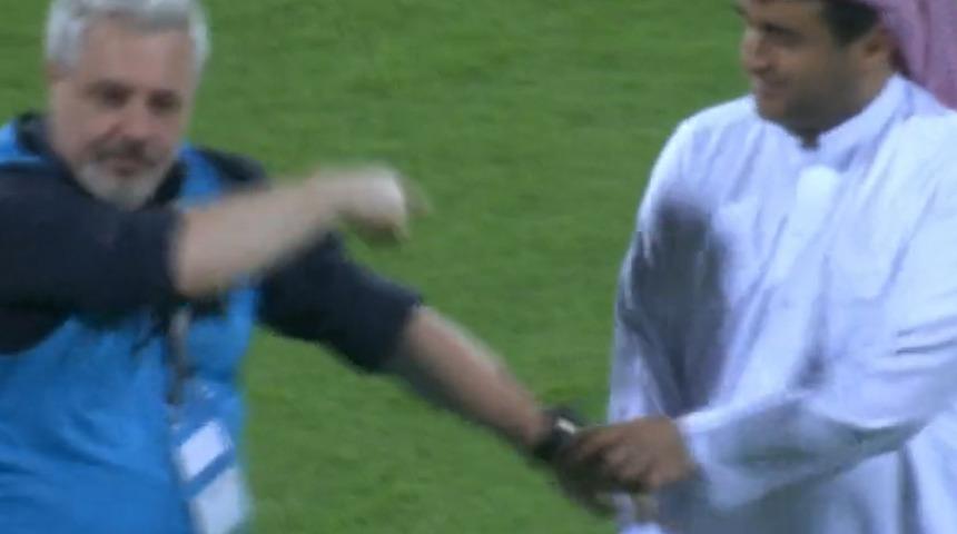 Sumudica yine bildiğimiz gibi! Başkan sahaya girdi, kolunu bir türlü bırakmadı...