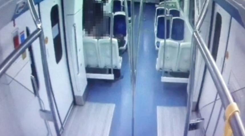 İzmir İZBAN'da trende cinsel ilişki g&ouml;r&uuml;nt&uuml;s&uuml;