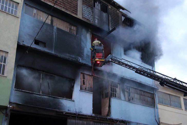 GÜNCELLEME - Uşak'ta iki katlı tekstil atölyesindeki yangın söndürüldü G2