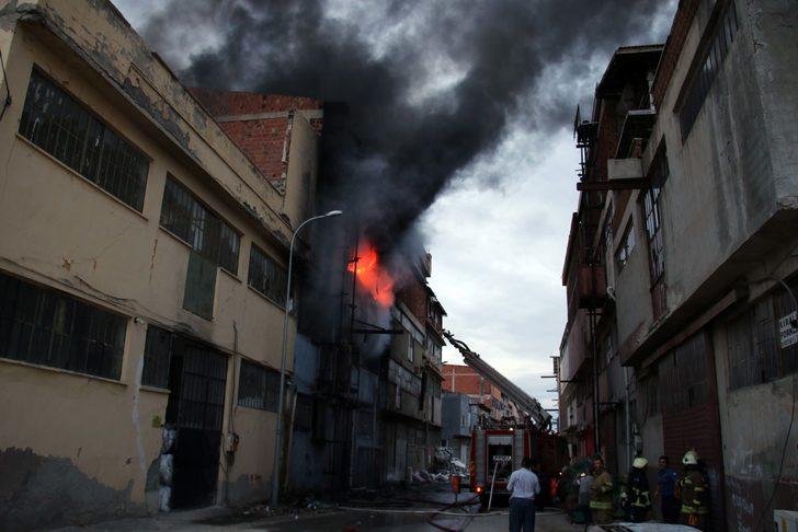 GÜNCELLEME - Uşak'ta iki katlı tekstil atölyesindeki yangın söndürüldü G3
